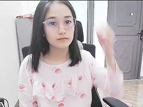 Shulee21 online show from October 13, 2025, 2:24 am