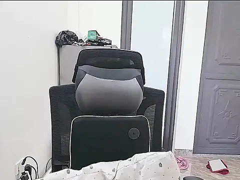 Shulee21 online show from October 3, 2025, 1:53 am