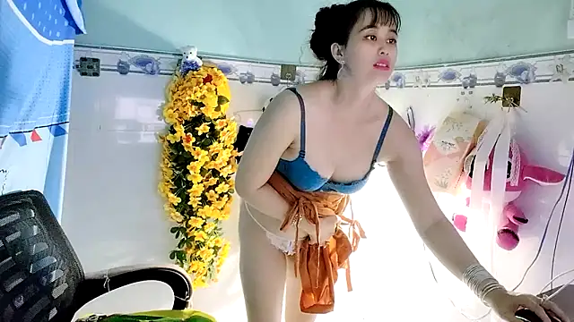 emgaixinhngoan online show from October 2, 2025, 3:59 pm