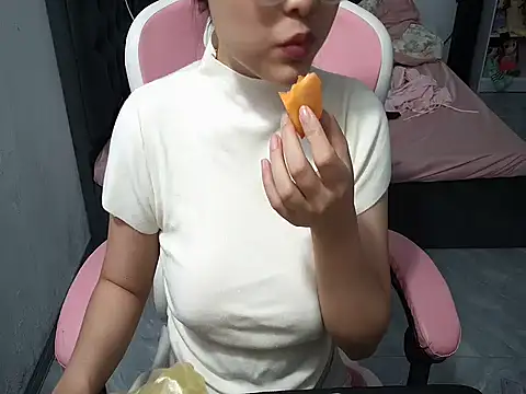 Snapshot of Ori-Yannie chatting on November 2, 2025, 6:07 am Ori-Yannie online show from November 2, 2025, 6:07 am