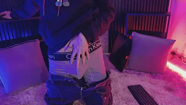 luixdust  online show from September 17, 2025, 5:20 am