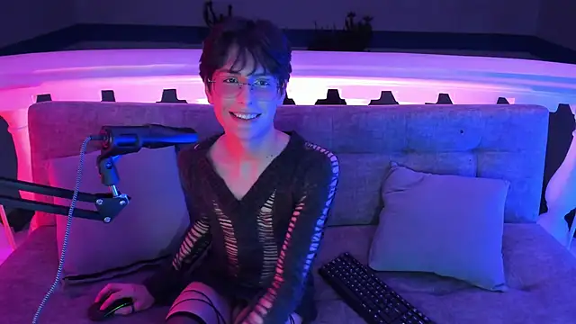 luixdust  online show from September 25, 2025, 5:46 am