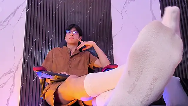 luixdust  online show from September 15, 2025, 1:06 am