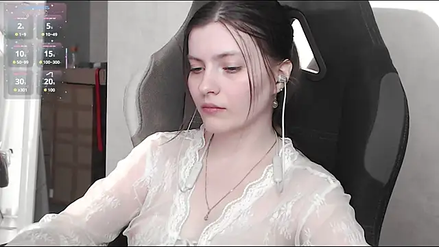 cute elfy  online show from October 6, 2025, 2:07 pm