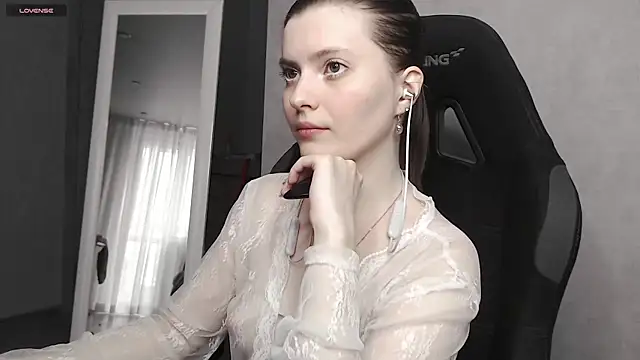 cute elfy  online show from September 30, 2025, 2:01 pm