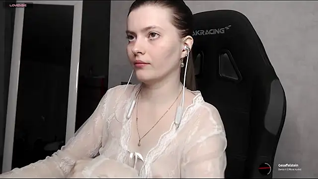 cute elfy  online show from October 7, 2025, 4:08 pm