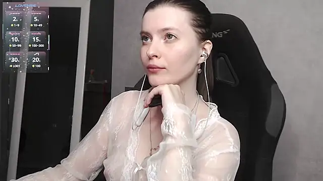 cute elfy  online show from September 28, 2025, 4:47 pm