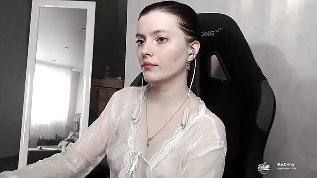 cute elfy  online show from October 8, 2025, 2:07 pm