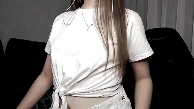 cute elfy  online show from October 14, 2025, 3:23 pm