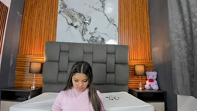 Wonderkloe  online show from April 8, 2026, 2:46 am