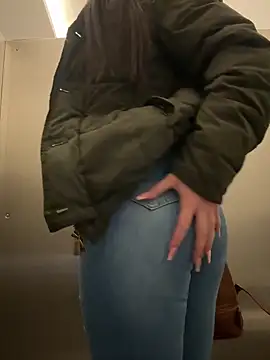 Snapshot of Isabella21_ chatting on October 7, 2025, 12:00 am Isabella21 online show from October 7, 2025, 12:00 am