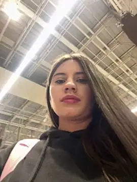 Snapshot of Isabella21_ chatting on October 23, 2025, 12:20 am Isabella21 online show from October 23, 2025, 12:20 am