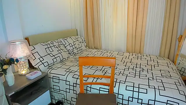 Snapshot of SheraFinnly chatting on October 5, 2025, 6:04 am SheraFinnly online show from October 5, 2025, 6:04 am