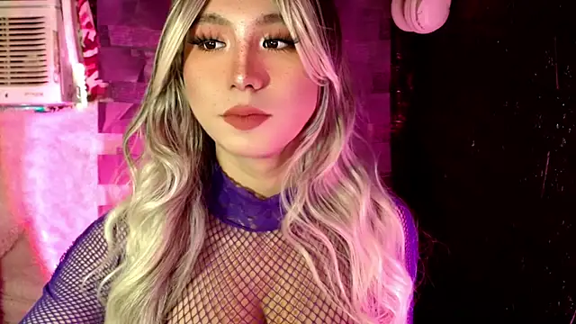 UrhotlucyTS online show from November 13, 2025, 5:55 am