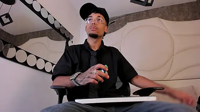 Snapshot of Thiagoferreti chatting on October 2, 2025, 3:43 am Thiagoferreti online show from October 2, 2025, 3:43 am