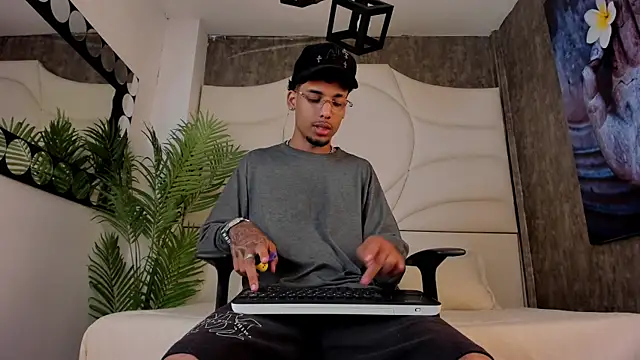 Snapshot of Thiagoferreti chatting on October 13, 2025, 3:19 am Thiagoferreti online show from October 13, 2025, 3:19 am