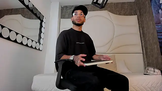 Snapshot of Thiagoferreti chatting on October 1, 2025, 3:22 am Thiagoferreti online show from October 1, 2025, 3:22 am