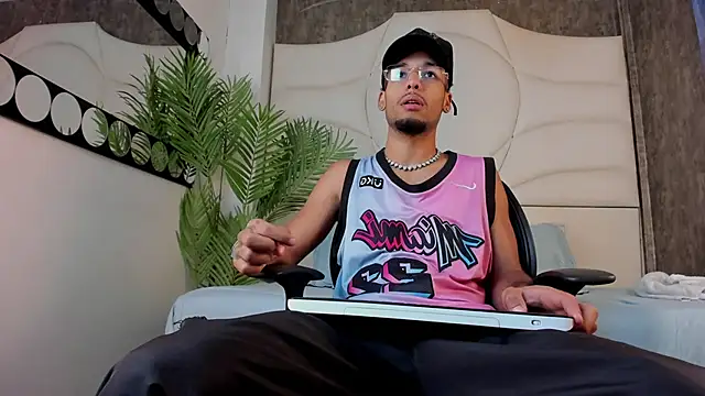 Snapshot of Thiagoferreti chatting on October 25, 2025, 7:36 pm Thiagoferreti online show from October 25, 2025, 7:36 pm