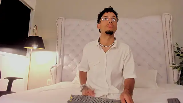 Snapshot of Thiagoferreti chatting on October 22, 2025, 7:35 pm Thiagoferreti online show from October 22, 2025, 7:35 pm