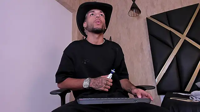 Snapshot of Thiagoferreti chatting on September 19, 2025, 3:32 am Thiagoferreti online show from September 19, 2025, 3:32 am