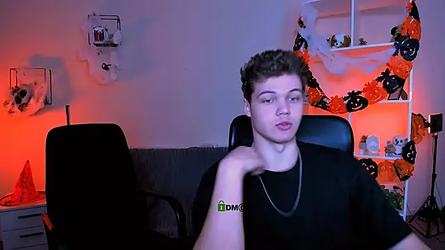 Snapshot of lucas_long_ chatting on November 2, 2025, 9:47 am lucas long  online show from November 2, 2025, 9:47 am