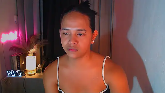 Lorainnelustts online show from December 19, 2025, 4:49 am