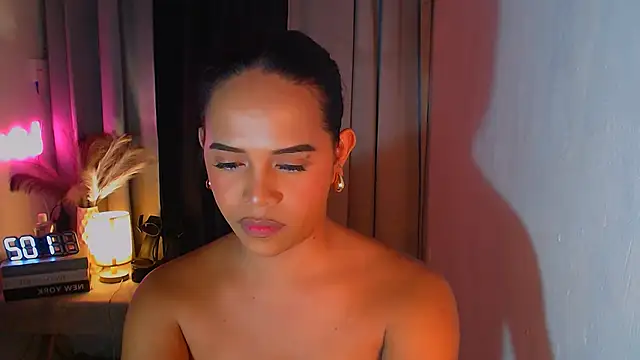 Lorainnelustts online show from December 17, 2025, 3:11 am