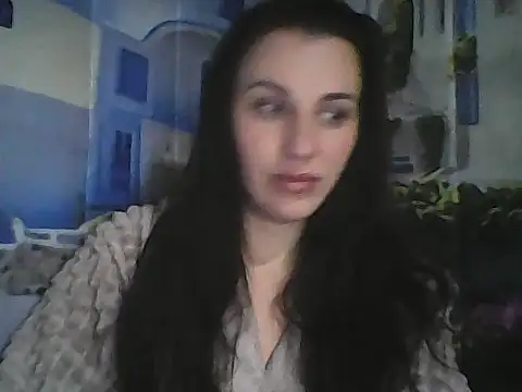 Qinini online show from December 1, 2025, 9:37 pm