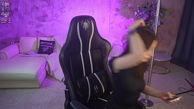 Snapshot of Selena_Glow chatting on November 16, 2025, 3:11 am Selena Glow online show from November 16, 2025, 3:11 am