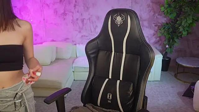 Snapshot of Selena_Glow chatting on October 5, 2025, 6:42 pm Selena Glow online show from October 5, 2025, 6:42 pm