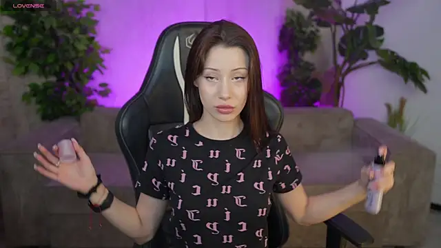 Snapshot of Selena_Glow chatting on October 6, 2025, 6:30 pm Selena Glow online show from October 6, 2025, 6:30 pm