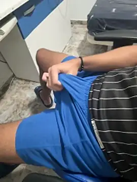 aavrdvh33 online show from October 27, 2025, 9:05 pm