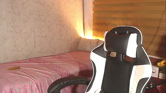 TssluttyNikka online show from December 16, 2025, 3:05 pm