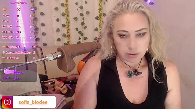 Snapshot of sofiacurvy_45 chatting on May 27, 2026, 1:57 am sofiacurvy 45 online show from May 27, 2026, 1:57 am