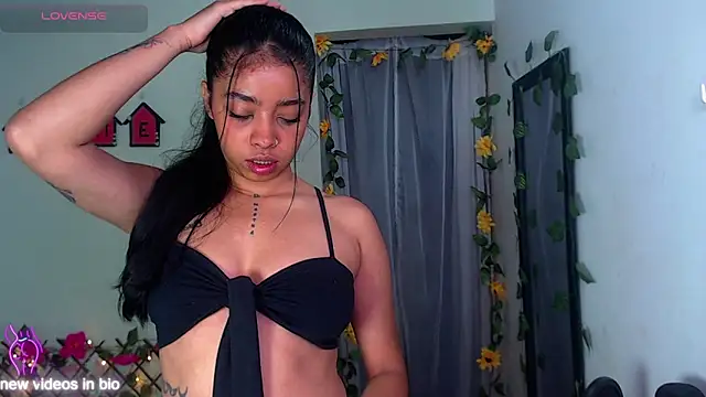 Snapshot of Angie_Lee01 chatting on October 23, 2025, 11:53 am Angie Lee01 online show from October 23, 2025, 11:53 am