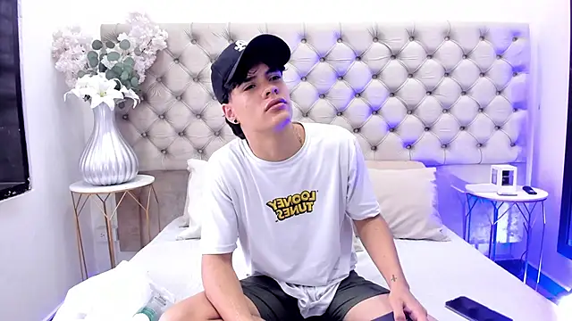 Snapshot of BenitoSaenz chatting on October 4, 2025, 12:17 pm BenitoSaenz online show from October 4, 2025, 12:17 pm