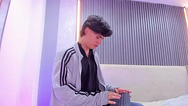 Snapshot of BenitoSaenz chatting on October 4, 2025, 12:12 am BenitoSaenz online show from October 4, 2025, 12:12 am