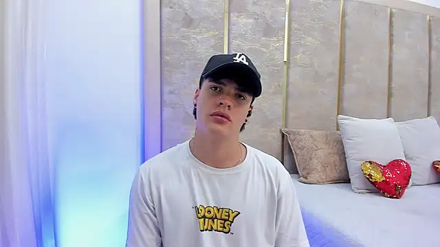 Snapshot of BenitoSaenz chatting on October 17, 2025, 3:32 am BenitoSaenz online show from October 17, 2025, 3:32 am