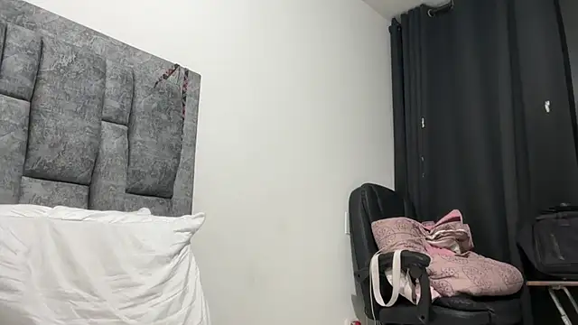 Snapshot of Sophia_copper chatting on October 1, 2025, 3:11 am Sophia copper online show from October 1, 2025, 3:11 am