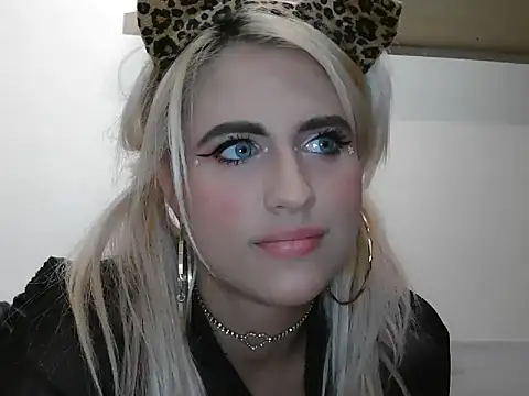 Lolalolypop online show from November 23, 2025, 6:40 pm