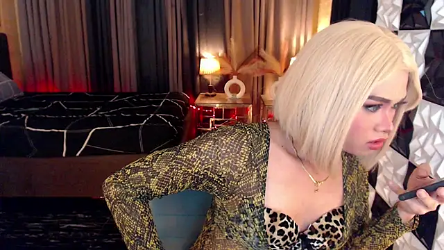 Snapshot of BigCockMaxineTS chatting on November 6, 2025, 6:34 pm BigCockMaxineTS online show from November 6, 2025, 6:34 pm