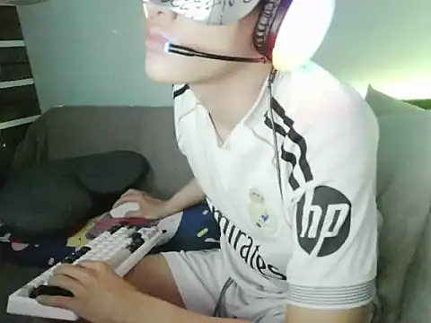 boyhigh1997 online show from October 18, 2025, 7:43 am