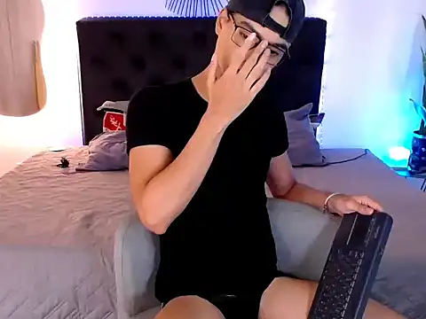 NoahDevil18 online show from September 26, 2025, 9:43 pm