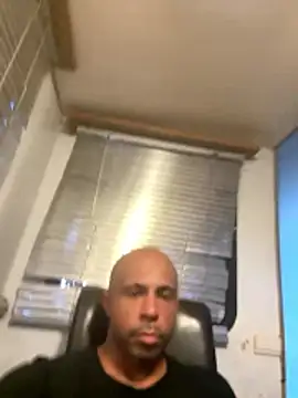 Rcarrasco15 online show from April 14, 2026, 11:43 pm