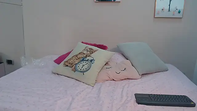 zooombee online show from September 17, 2025, 7:27 pm