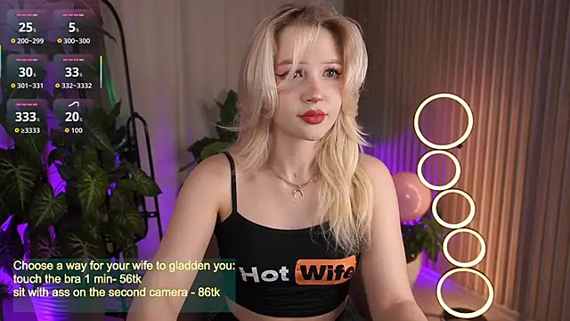 Snapshot of LauraWifeness chatting on October 5, 2025, 5:31 am LauraWifeness online show from October 5, 2025, 5:31 am