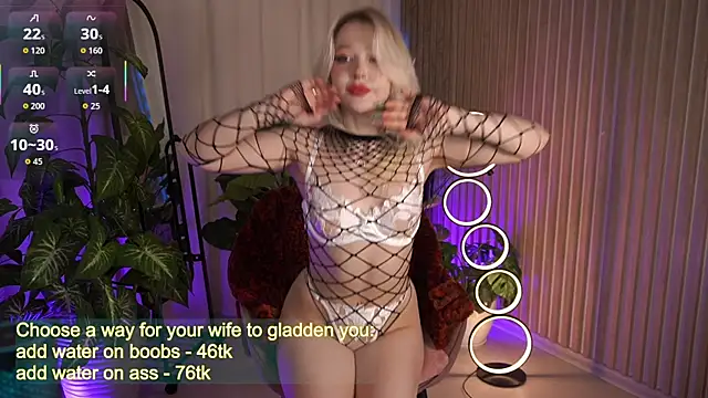 Snapshot of LauraWifeness chatting on October 11, 2025, 5:52 am LauraWifeness online show from October 11, 2025, 5:52 am