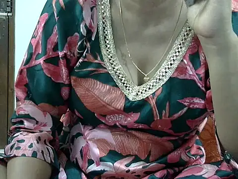 Snapshot of CHAMELI4747 chatting on October 6, 2025, 8:15 am CHAMELI4747 online show from October 6, 2025, 8:15 am