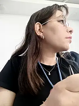 Isabella5 Brown  online show from October 3, 2025, 5:03 pm