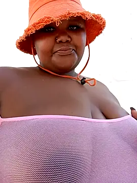 Snapshot of LadyBearX_ chatting on September 18, 2025, 8:17 am LadyBearX online show from September 18, 2025, 8:17 am